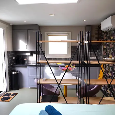 Sfeervol Guesthouse, Privé Tuin En Free Parking Apartamento